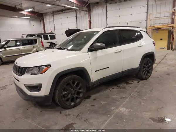 3C4NJDEB8MT570566 2021 JEEP COMPASS - Image 2