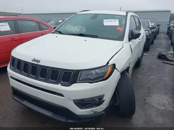 3C4NJDEB8MT601668 2021 JEEP COMPASS - Image 2