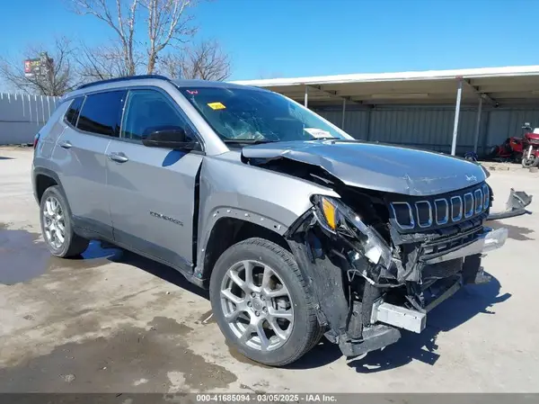 3C4NJDFB1NT205758 2022 JEEP COMPASS - Image 1