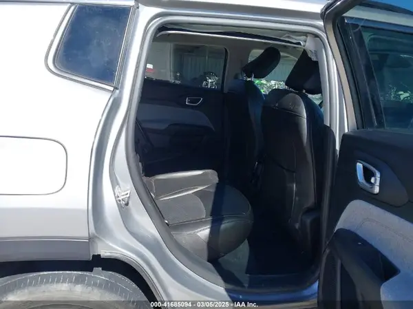 3C4NJDFB1NT205758 2022 JEEP COMPASS - Image 8
