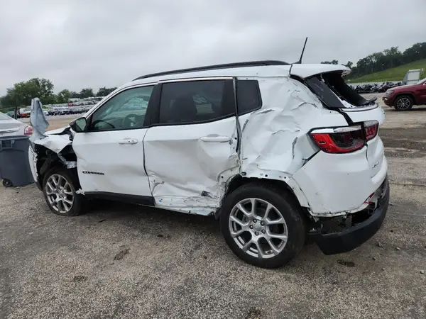 3C4NJDFB1NT215738 2022 JEEP COMPASS - Image 2
