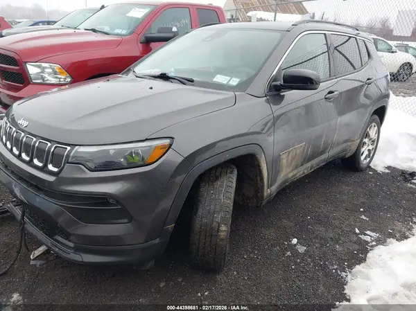 3C4NJDFB5NT224135 2022 JEEP COMPASS - Image 2