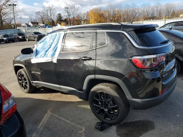 3C4NJDFB6NT135075 2022 JEEP COMPASS - Image 2