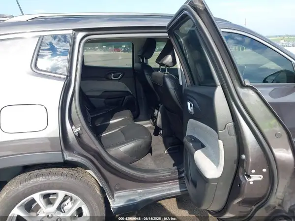 3C4NJDFB8NT113806 2022 JEEP COMPASS - Image 8