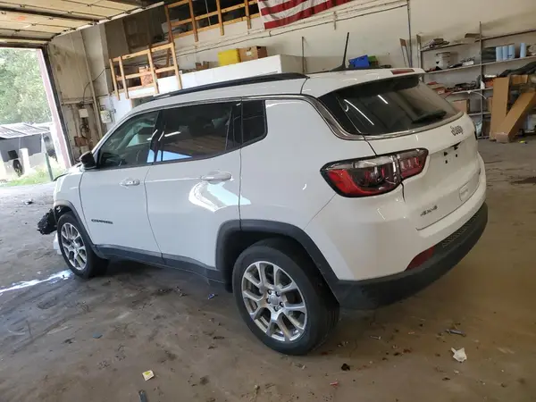 3C4NJDFBXNT132762 2022 JEEP COMPASS - Image 2