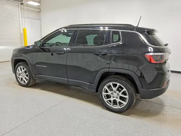 3C4NJDFN5PT573096 2023 JEEP COMPASS - Image 2