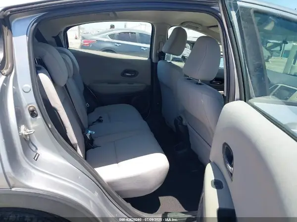 3CZRU5H33JG703137 2018 HONDA HR-V - Image 8