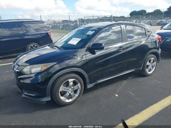 3CZRU5H37HM705369 2017 HONDA HR-V - Image 2