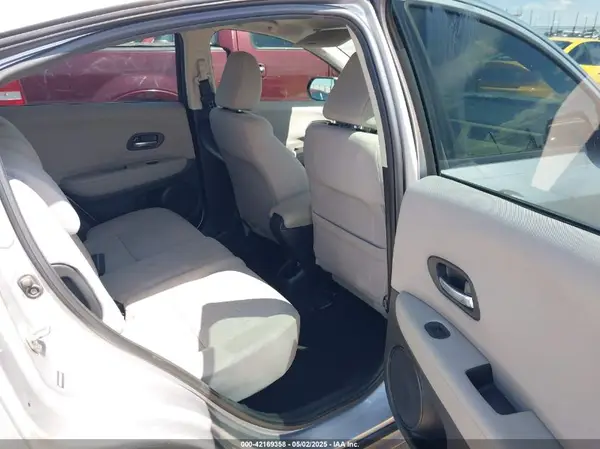 3CZRU5H38JM715463 2018 HONDA HR-V - Image 8