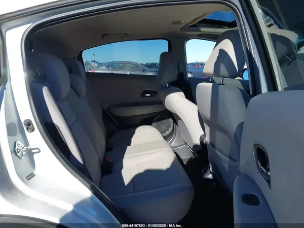 3CZRU5H57JM702172 2018 HONDA HR-V - Image 8
