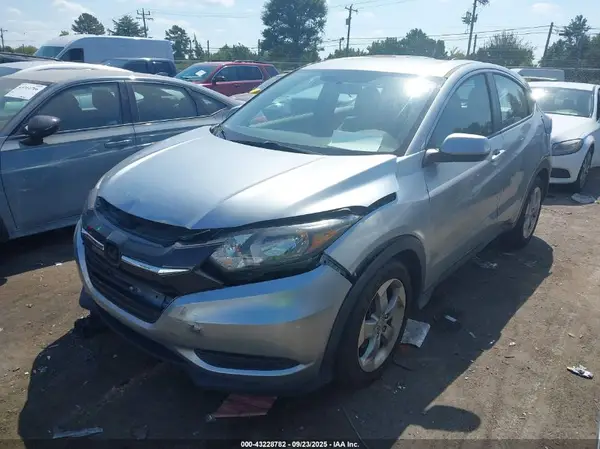 3CZRU6H36JG717586 2018 HONDA HR-V - Image 2