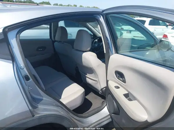 3CZRU6H36JG717586 2018 HONDA HR-V - Image 8