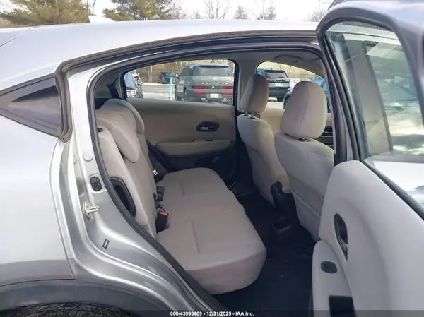 3CZRU6H37HM732660 2017 HONDA HR-V - Image 8