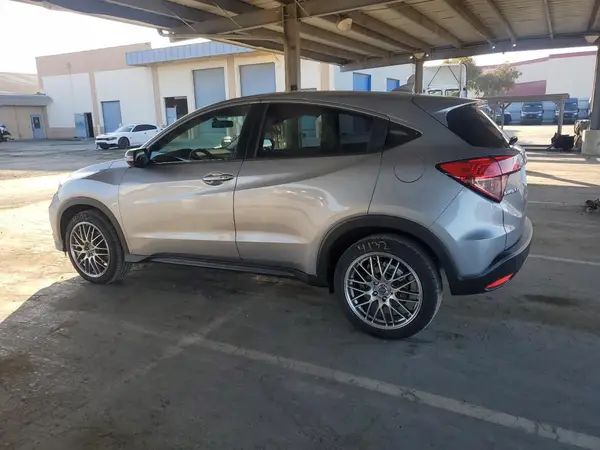 3CZRU6H58JG715565 2018 HONDA HR-V - Image 2