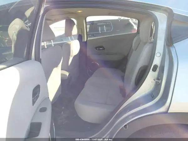 3CZRU6H58JG725576 2018 HONDA HR-V - Image 8