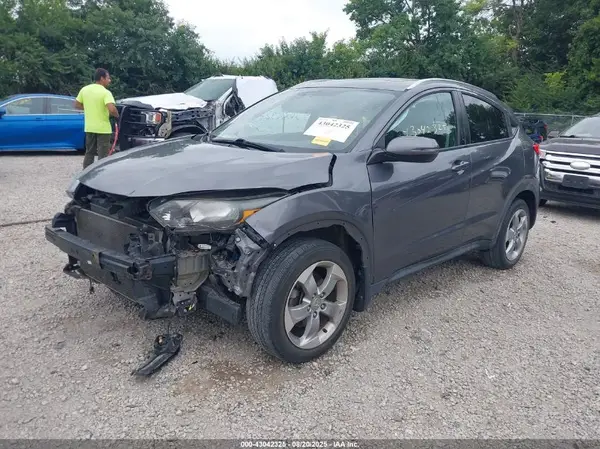 3CZRU6H78HM705745 2017 HONDA HR-V - Image 2