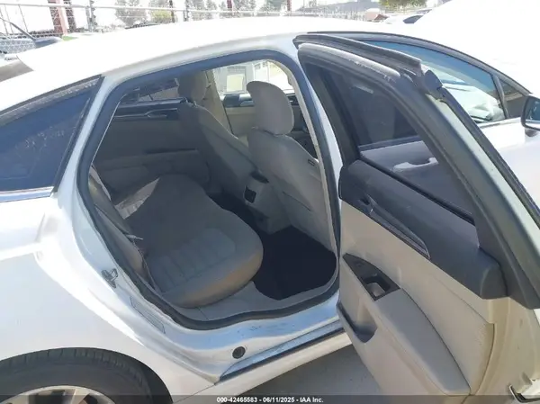 3FA6P0LU4HR208100 2017 FORD FUSION - Image 8