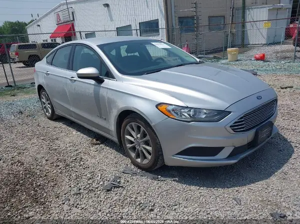 3FA6P0LU8HR380632 2017 FORD FUSION - Image 1