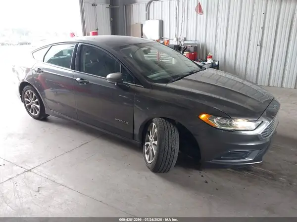 3FA6P0LUXHR381913 2017 FORD FUSION - Image 1