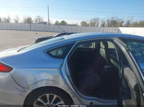 3FA6P0PU3HR105843 2017 FORD FUSION - Image 8