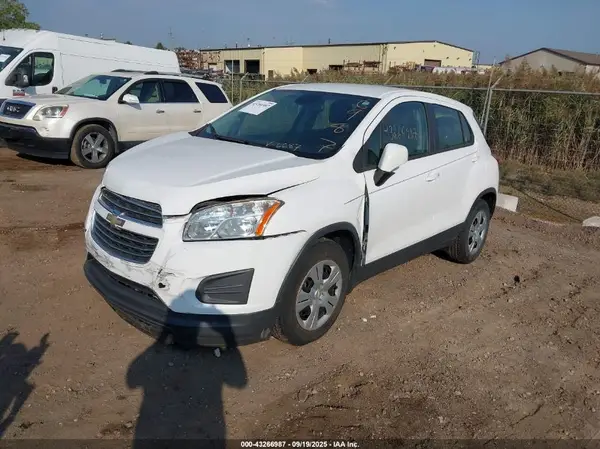 3GNCJKSB0GL236687 2016 CHEVROLET TRAX - Image 2