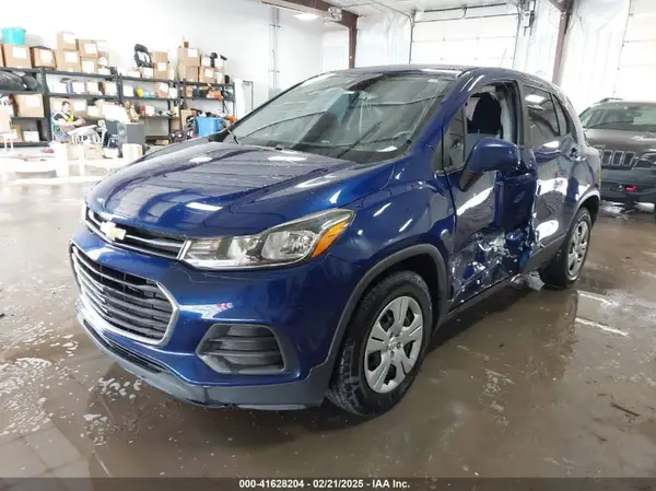 3GNCJKSB0HL150586 2017 CHEVROLET TRAX - Image 2