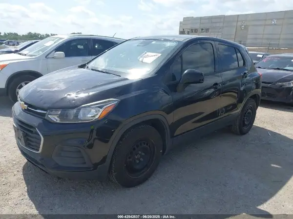 3GNCJKSB0HL279573 2017 CHEVROLET TRAX - Image 2