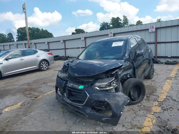 3GNCJKSB0JL241394 2018 CHEVROLET TRAX - Image 2