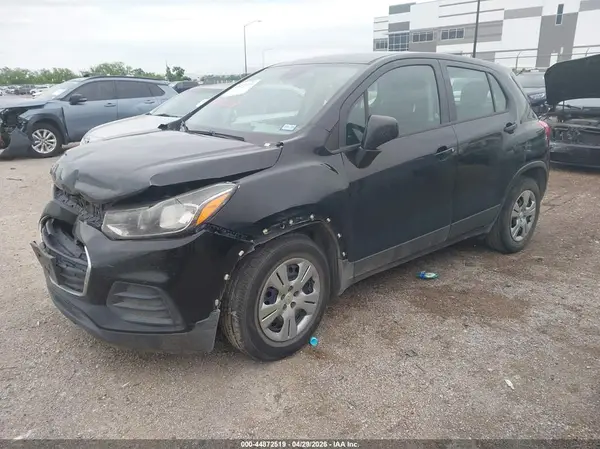 3GNCJKSB0JL244585 2018 CHEVROLET TRAX - Image 2