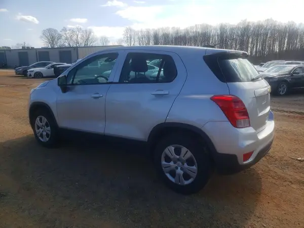 3GNCJKSB0JL279644 2018 CHEVROLET TRAX - Image 2