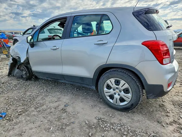 3GNCJKSB0JL293933 2018 CHEVROLET TRAX - Image 2