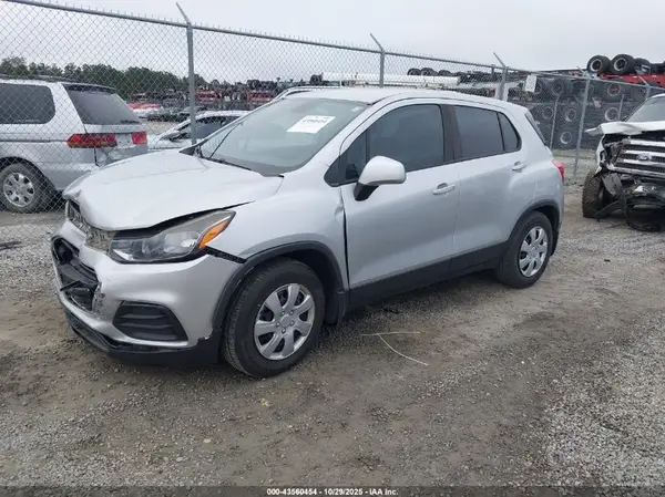 3GNCJKSB0JL294502 2018 CHEVROLET TRAX - Image 2