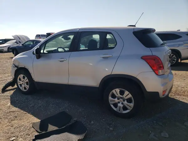 3GNCJKSB0JL348235 2018 CHEVROLET TRAX - Image 2