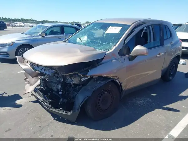 3GNCJKSB0JL349272 2018 CHEVROLET TRAX - Image 2