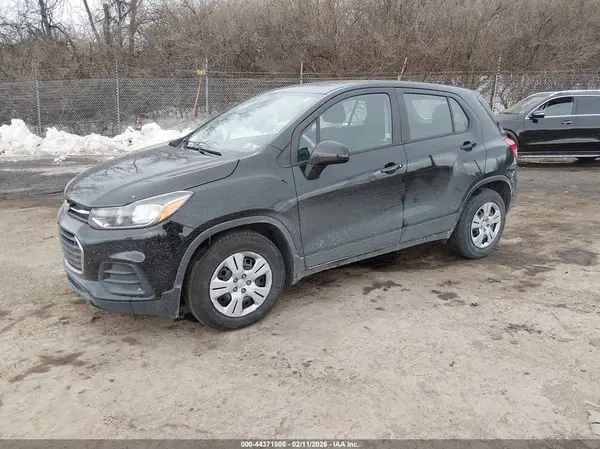 3GNCJKSB0JL415609 2018 CHEVROLET TRAX - Image 2