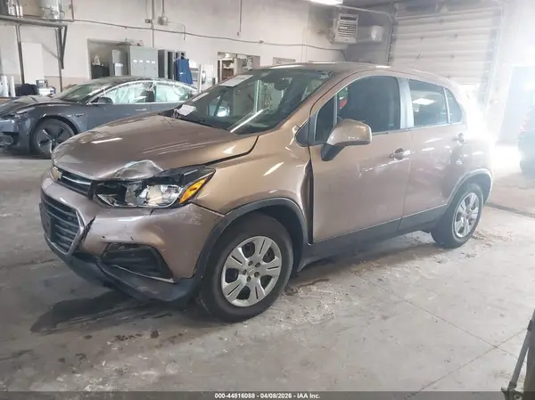 3GNCJKSB0KL125579 2019 CHEVROLET TRAX - Image 2