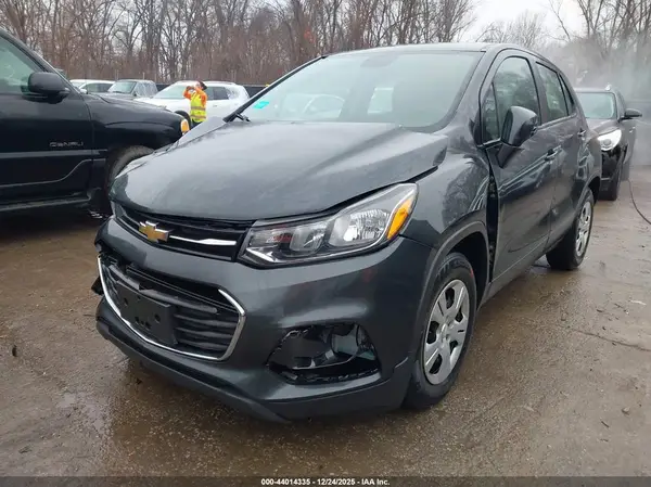 3GNCJKSB0KL129471 2019 CHEVROLET TRAX - Image 2