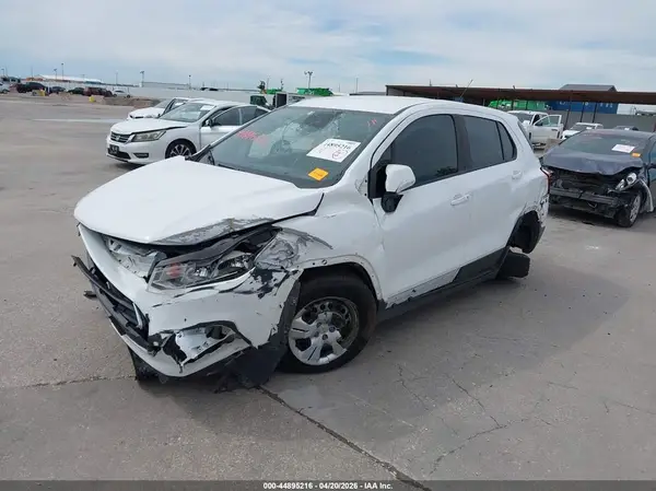 3GNCJKSB0KL145136 2019 CHEVROLET TRAX - Image 2