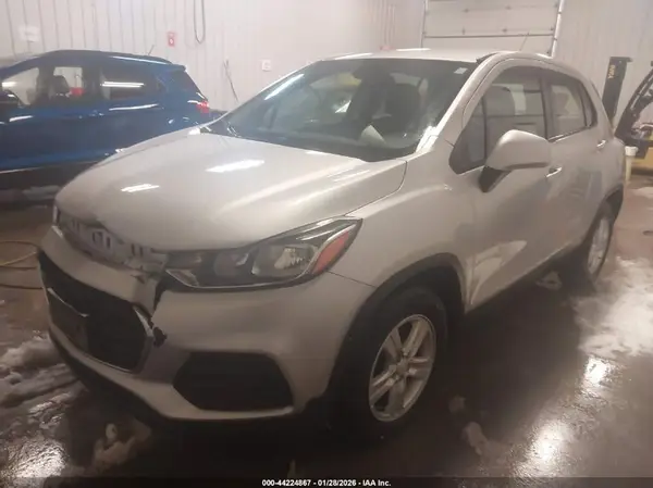 3GNCJKSB0KL217825 2019 CHEVROLET TRAX - Image 2