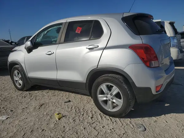 3GNCJKSB0KL245169 2019 CHEVROLET TRAX - Image 2