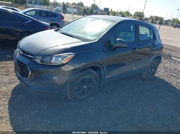 3GNCJKSB0KL281461 2019 CHEVROLET TRAX - Image 2
