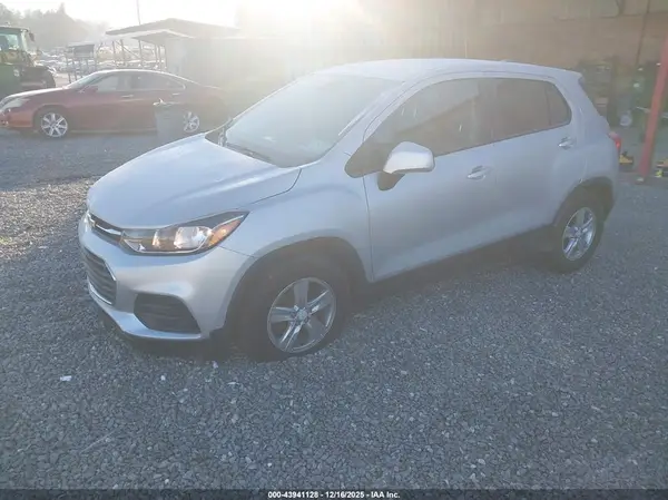 3GNCJKSB0KL295649 2019 CHEVROLET TRAX - Image 2