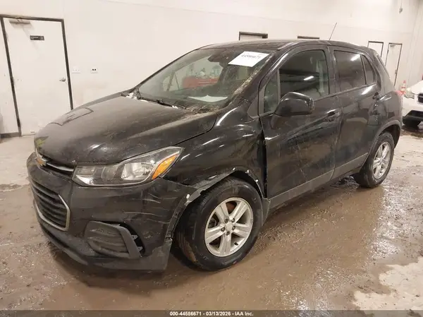 3GNCJKSB0KL372102 2019 CHEVROLET TRAX - Image 2