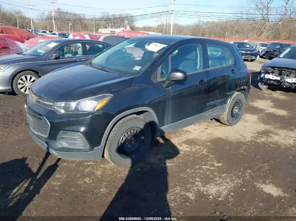 3GNCJKSB1HL286757 2017 CHEVROLET TRAX - Image 2