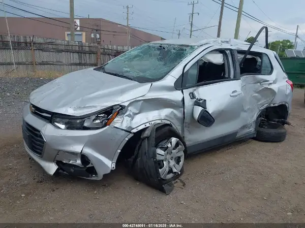 3GNCJKSB1HL288833 2017 CHEVROLET TRAX - Image 2