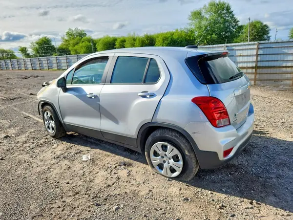 3GNCJKSB1JL243218 2018 CHEVROLET TRAX - Image 2