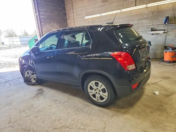 3GNCJKSB1JL352598 2018 CHEVROLET TRAX - Image 2