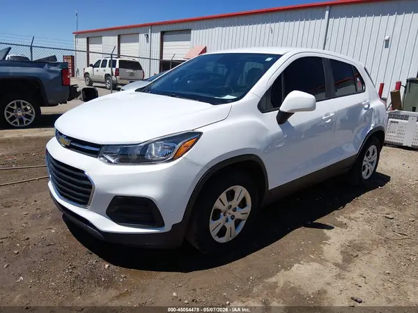 3GNCJKSB1JL405185 2018 CHEVROLET TRAX - Image 2