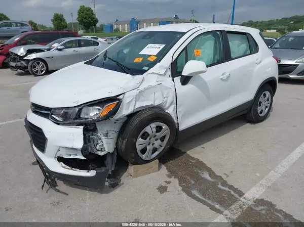 3GNCJKSB1KL130676 2019 CHEVROLET TRAX - Image 2