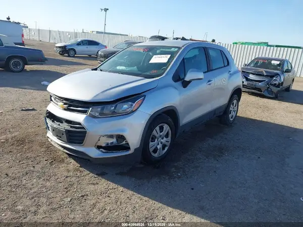 3GNCJKSB1KL135733 2019 CHEVROLET TRAX - Image 2